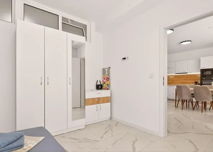 Zhelyazkova Sunny 2br 아파트 *